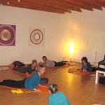 Eine Gruppe Frauen in einem Yoga-Kurs