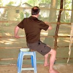 Ein Mann macht Yoga auf einem Stuhl