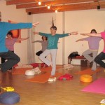 Eine Gruppe Frauen in einem Yoga-Kurs